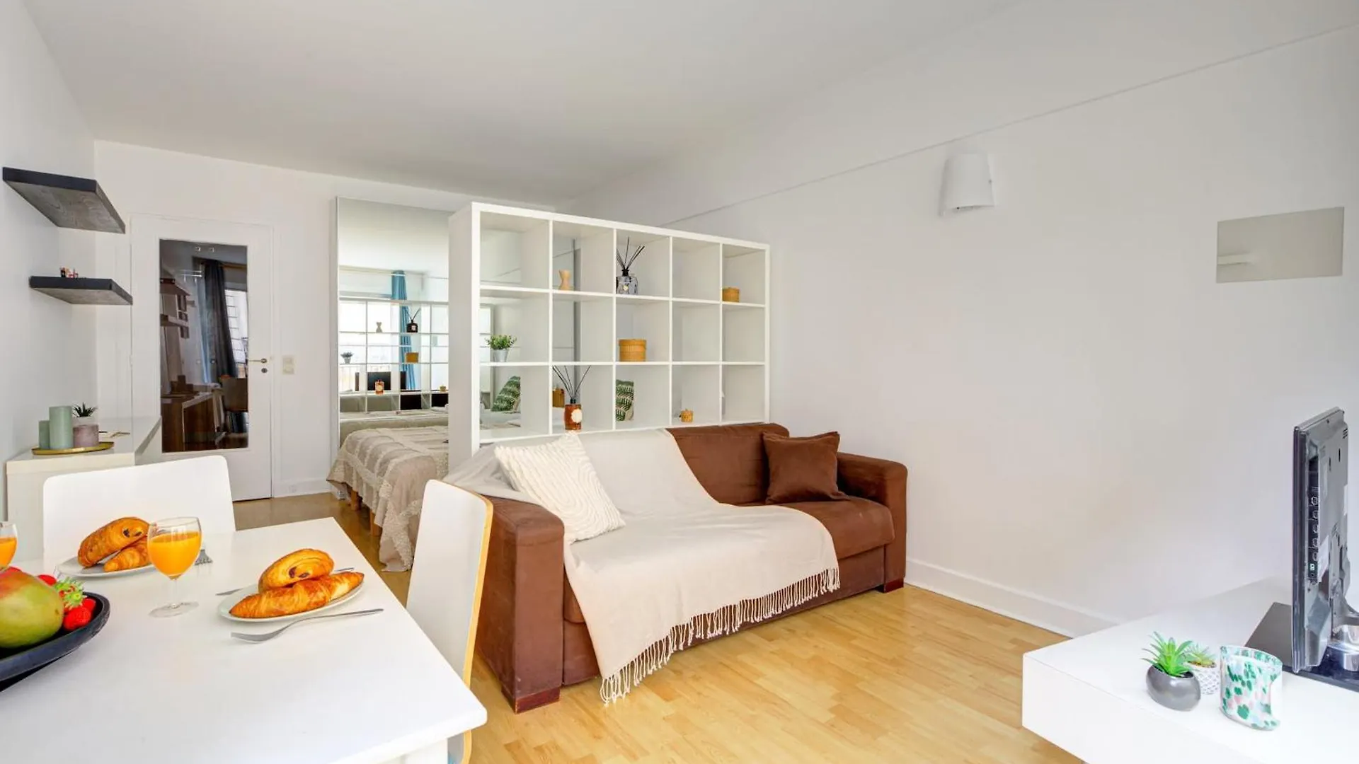 Apartment St Germain & Le Bon Marche With Balcony - Cityapartmentstay Paris