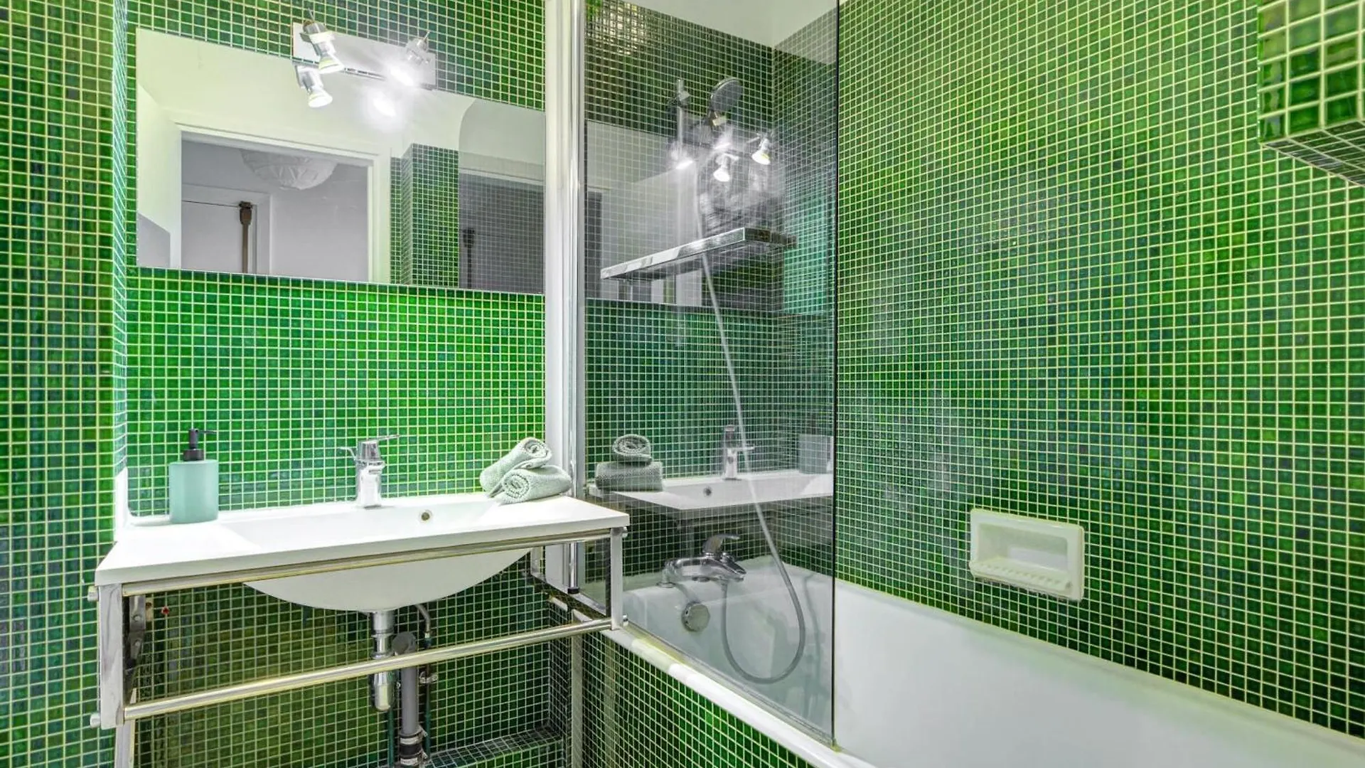 St Germain & Le Bon Marche With Balcony - Cityapartmentstay *